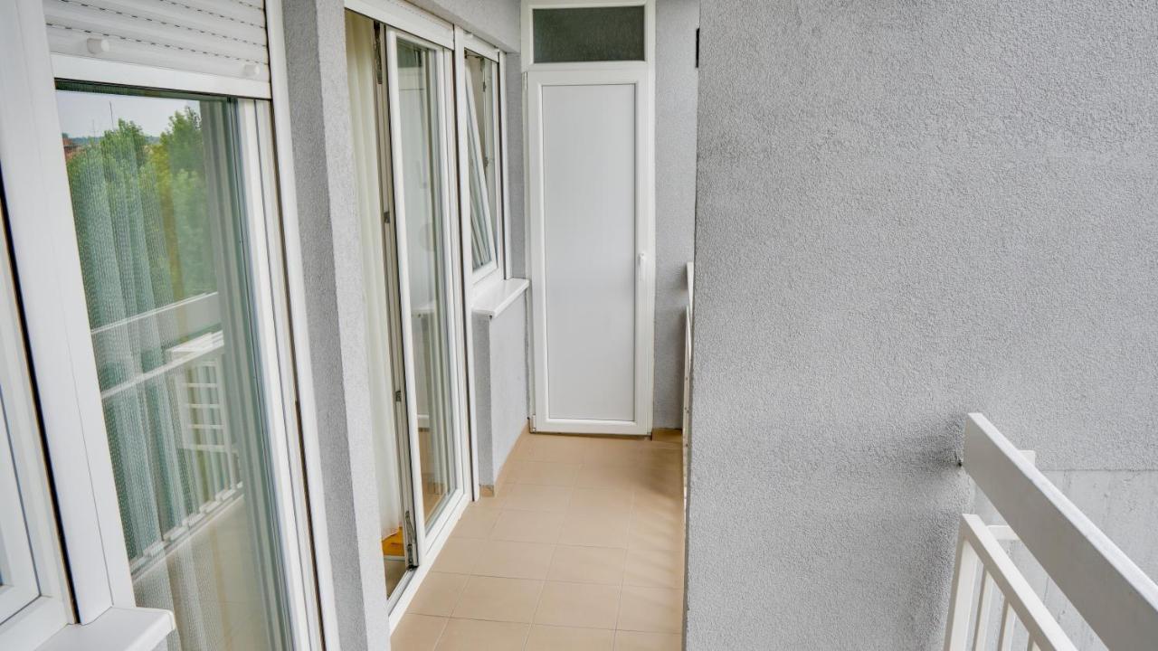 Апартаменти Milica 65M2, Free Parking & Wi-Fi Новий Сад Екстер'єр фото